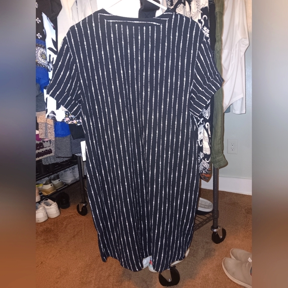 *NWT* Black & White Tunic Top by A.n.a. Size Medium. - Picture 4 of 5